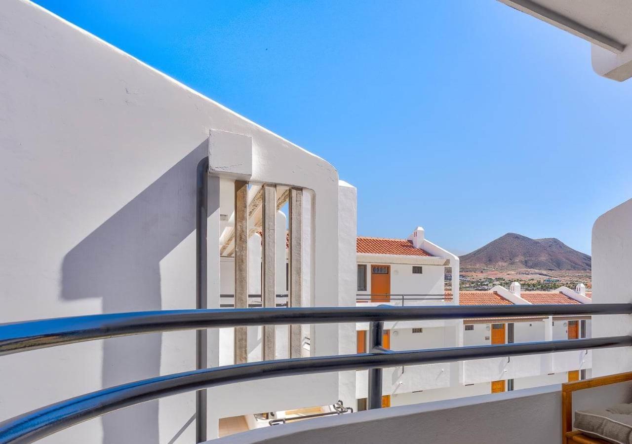 Stylish Flat And Pool With 3 Rooms, Sleeps 6, Los Cristianos Лос Кристианос Экстерьер фото